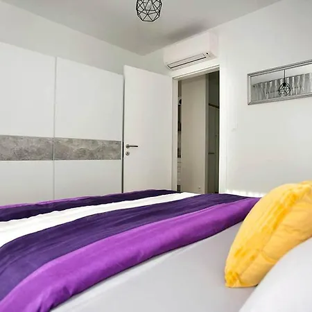 Sweet Daisy With Parking